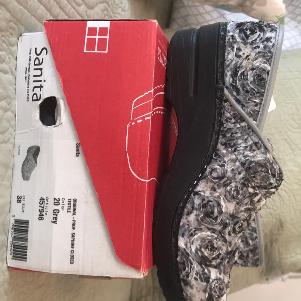 Sanita Women’s clogs new no tags